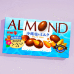 Crujiente de chocolate y almendras Meiji con leche salada de Okinawa<br><br> <br> <br>
