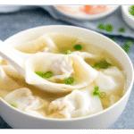Wonton y huevo cocido